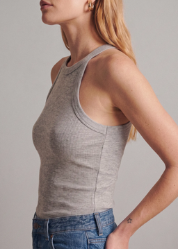 Vue de profil du top côtelé gris Alicia à brassière intégrée porté avec un jean bleu