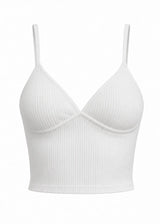 Crop top côtelé blanc à fines bretelles avec brassière intégrée et bonnets rembourrés Onalie, présenté sur fond blanc