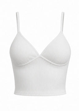 Crop top côtelé blanc à fines bretelles avec brassière intégrée et bonnets rembourrés Onalie, présenté sur fond blanc