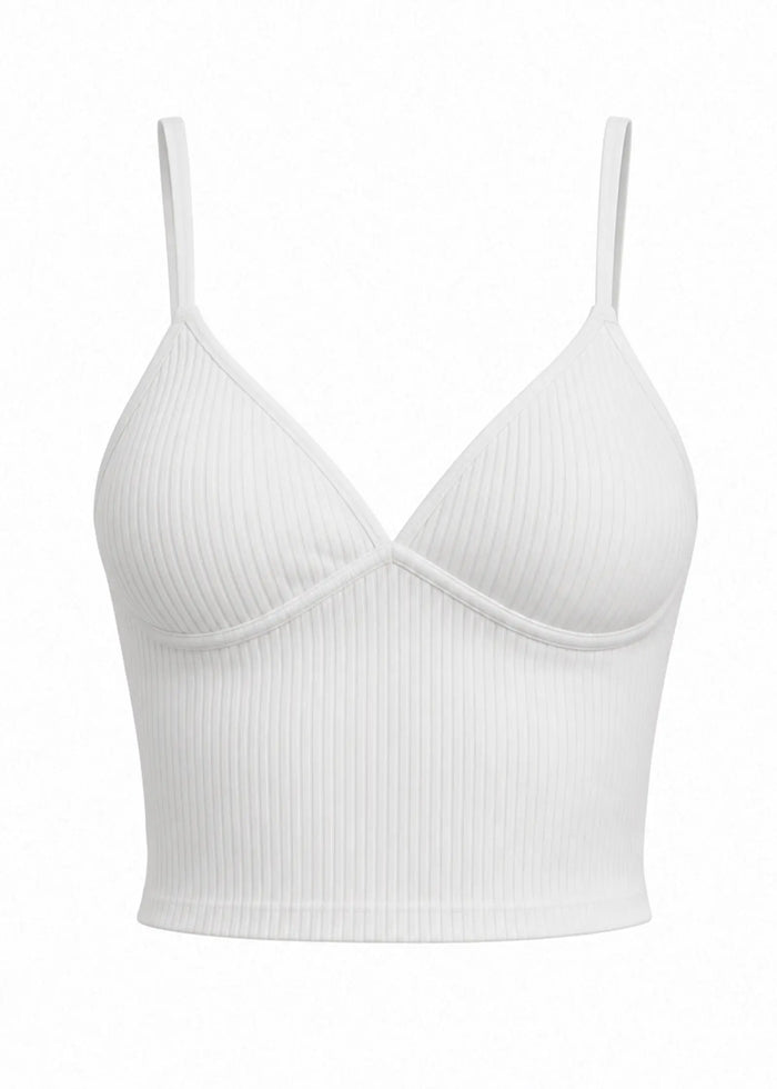 Crop top côtelé blanc à fines bretelles avec brassière intégrée et bonnets rembourrés Onalie, présenté sur fond blanc