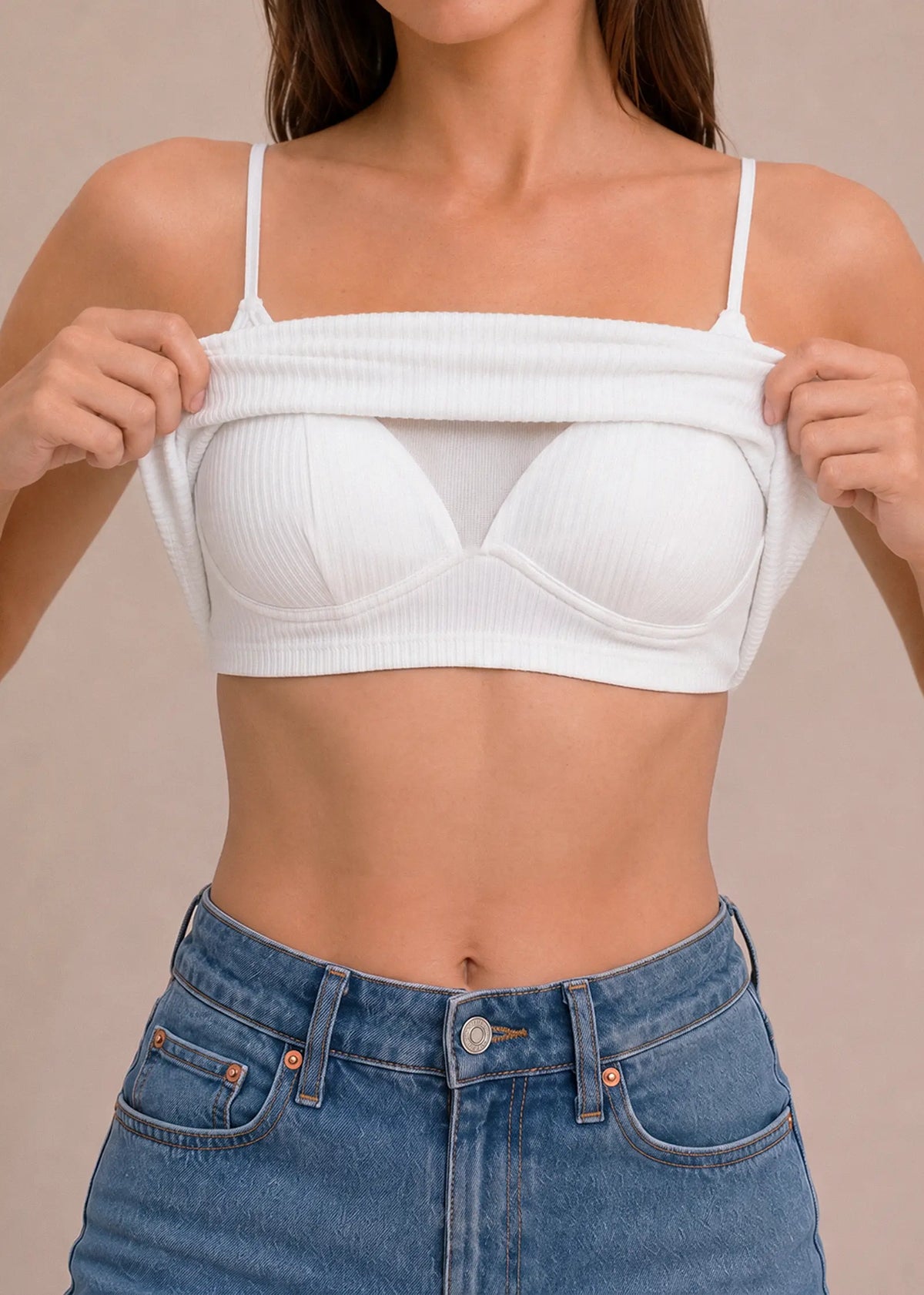 Détail de la brassière et des bonnets intégrés du crop top côtelé blanc Onalie