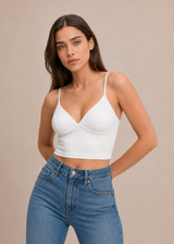 Femme portant le crop top côtelé blanc à brassière intégrée Onalie avec un jean bleu, vue de face