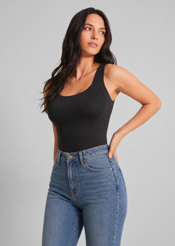 Femme portant un débardeur sculptant noir à soutien-gorge intégré sans armatures Onalie avec un jean bleu, vue trois quarts
