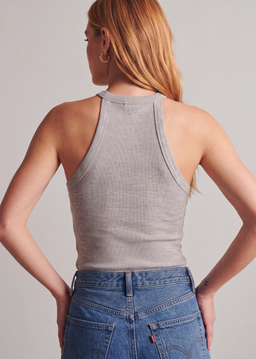 Vue de dos du top côtelé gris Alicia à brassière intégrée porté avec un jean bleu