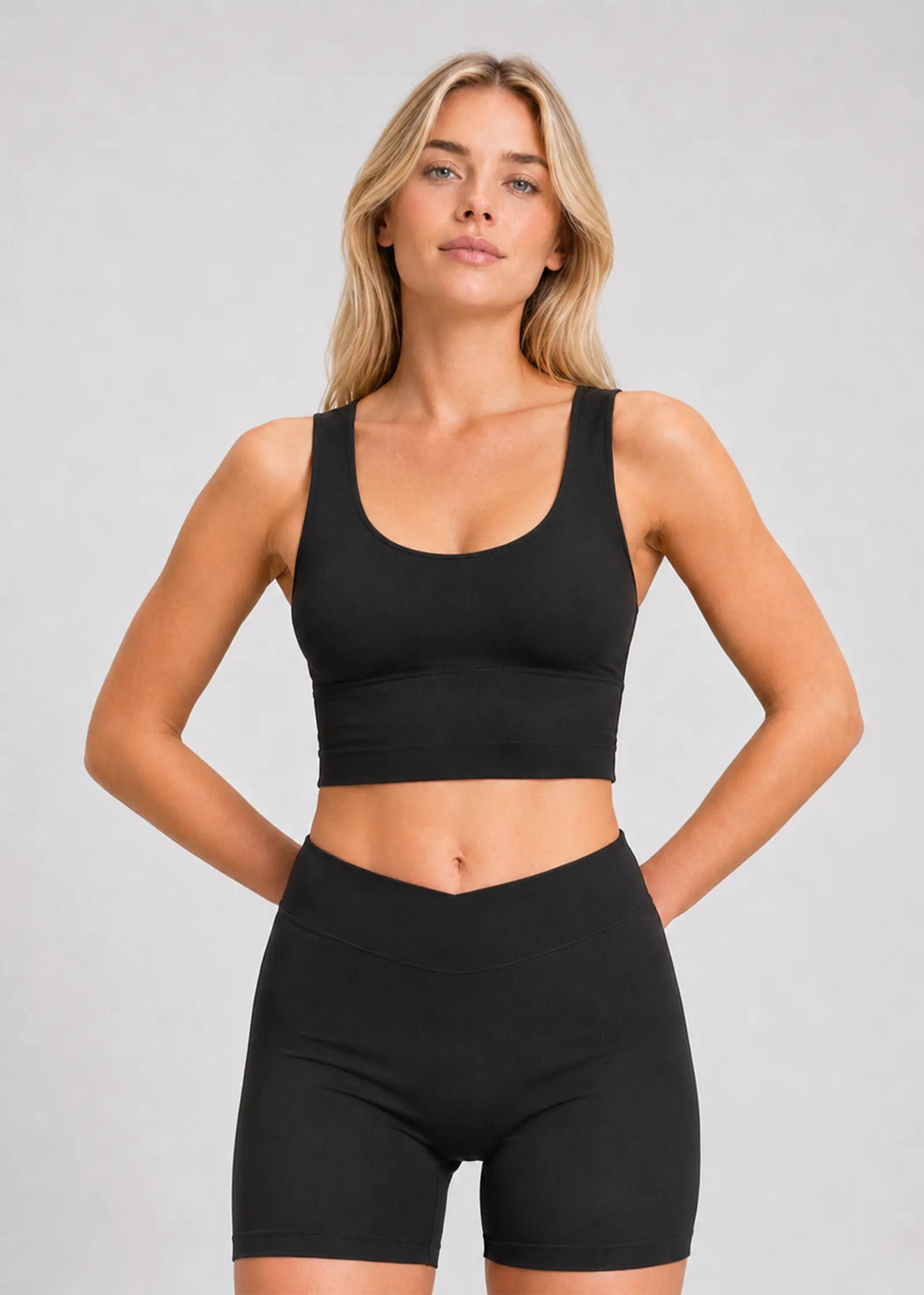 Femme portant le crop top sport noir Nina Onalie Paris à maintien doux, vue de face