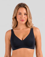 Femme portant le soutien-gorge noir sans armatures Onalie, vue de face sur fond studio gris clair.