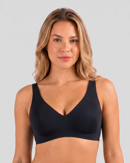 Femme portant le soutien-gorge noir sans armatures Onalie, vue de face sur fond studio gris clair.