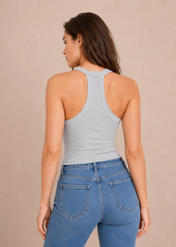 Femme portant le top sculptant effet seconde peau gris clair à brassière intégrée Onalie, vue de dos nageur