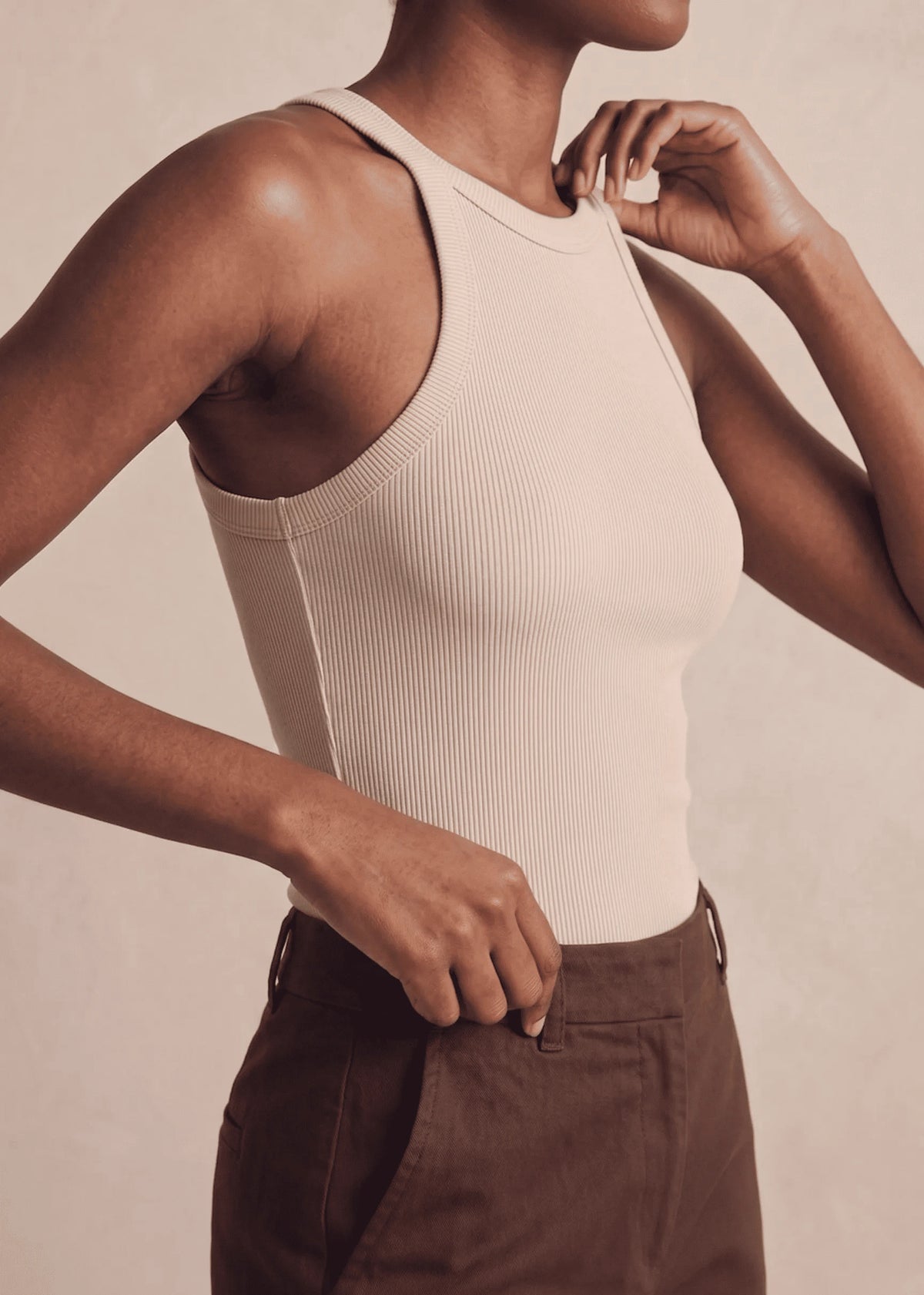Épaule et encolure du top beige, maille côtelée