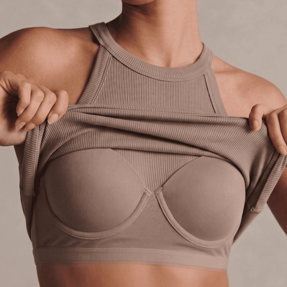 Détail des bonnets et du maintien intégré du top brun foncé