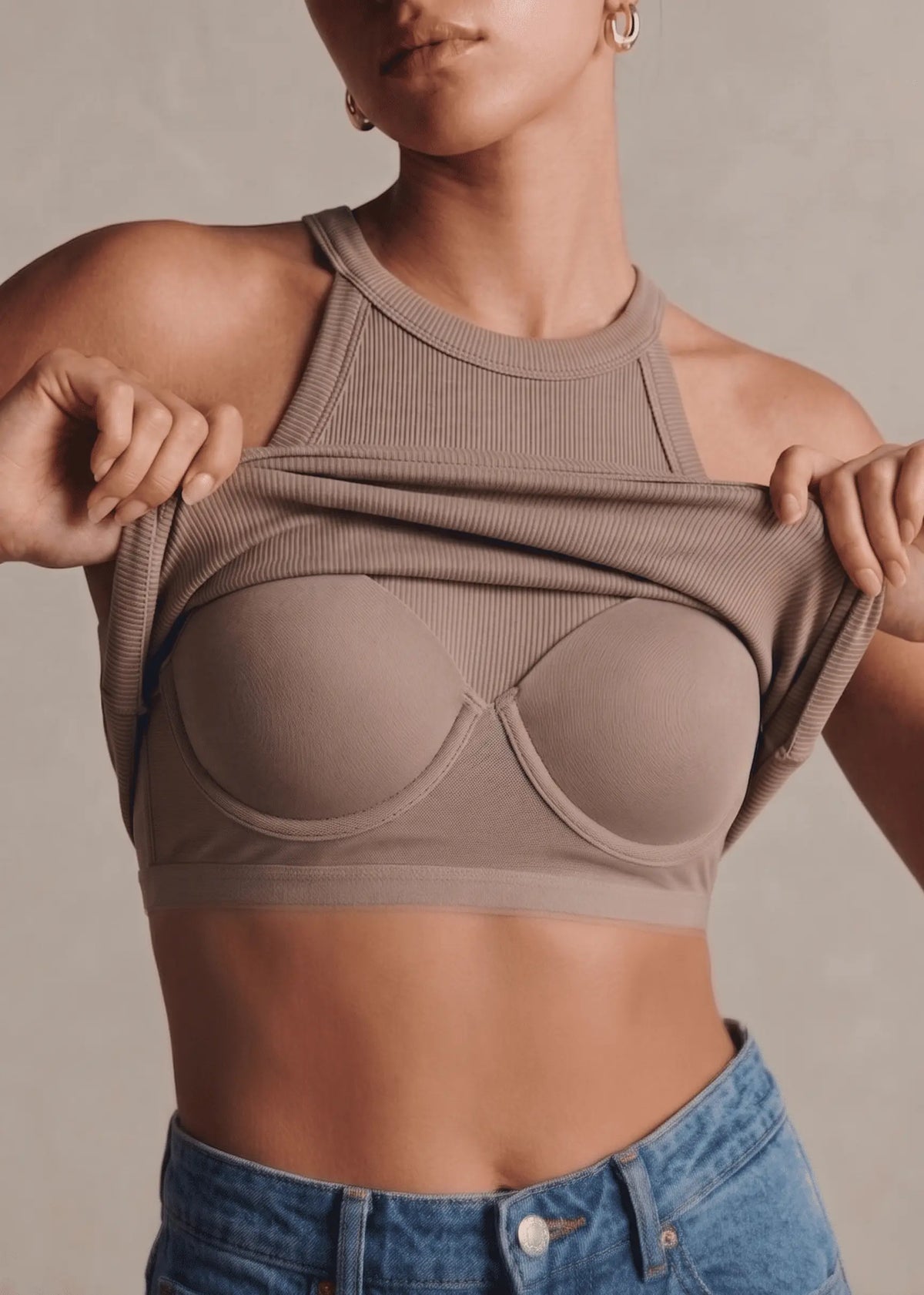Détail du maintien intégré du top brun foncé